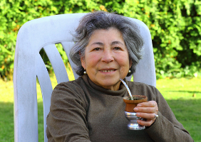 Oma aus Lenggries trinkt Mate